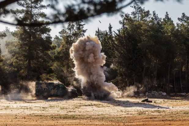 انفجار خلال معارك في إدلب (د.ب.أ)