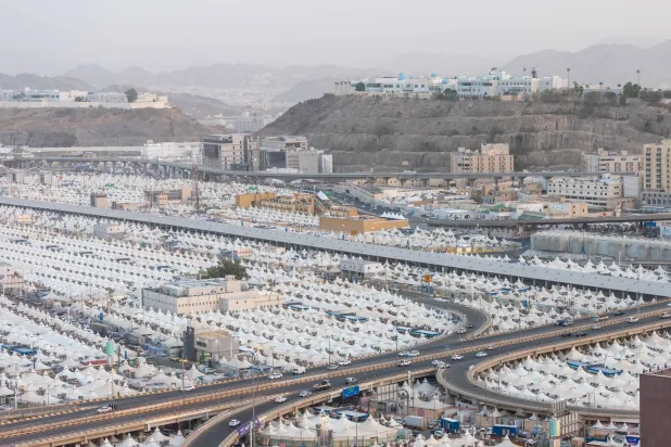 آج (پیر) کے روز بیت اللہ کے زائرین یوم ترویہ گزارنے کے لیے منیٰ کی طرف روانہ ہو رہے ہیں (الشرق الاوسط) 