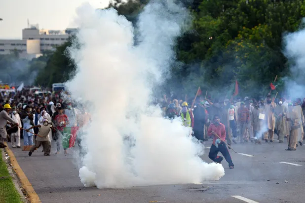 اشتباكات بين أنصار رئيس الوزراء السابق عمران خان والشرطة الباكستانية (أرشيفية - أ.ف.ب)