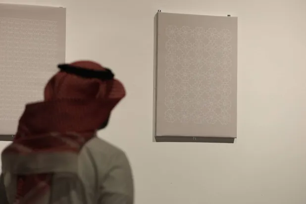 النقوش الهندسية ترافق فنجان القهوة وتظهر في المعرض