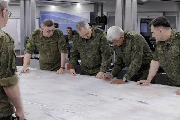 صورة وزعتها وزارة الدفاع الروسية للوزير شويغو خلال تفقده القوات في أوكرانيا الاثنين لأول مرة منذ انتهاء تمرد «فاغنر» (إ.ب.أ)