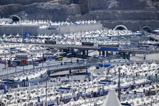 أكثر من مليوني حاج وحاجة يقفون على صعيد عرفات الثلاثاء (واس)