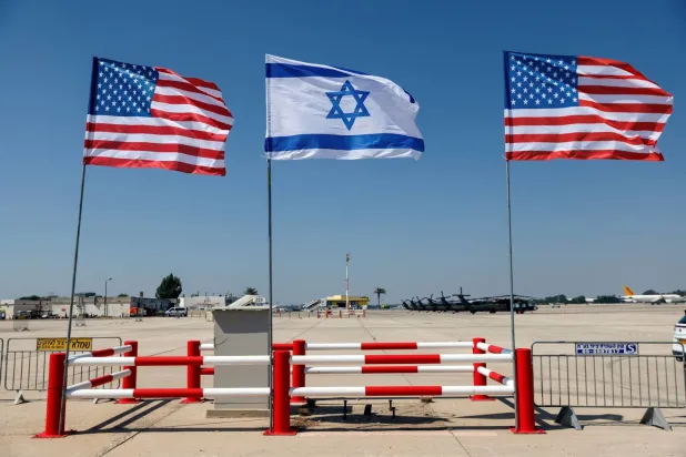 12 Temmuz 2022’de Tel Aviv yakınlarında bulunan Ben Gurion Havalimanı’ndaki ABD ve İsrail bayrakları (Reuters)