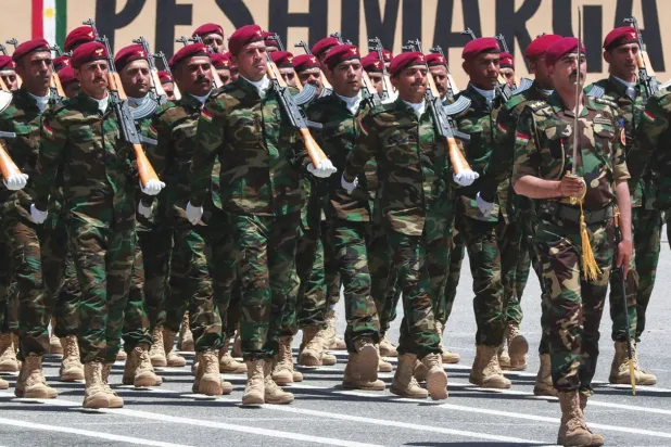 Kürt Peşmerge güçleri geçtiğimiz Perşembe günü Irak Kürt Bölgesel Yönetimi’nin başkenti Erbil'de düzenlenen bir tören sırasında (AFP)