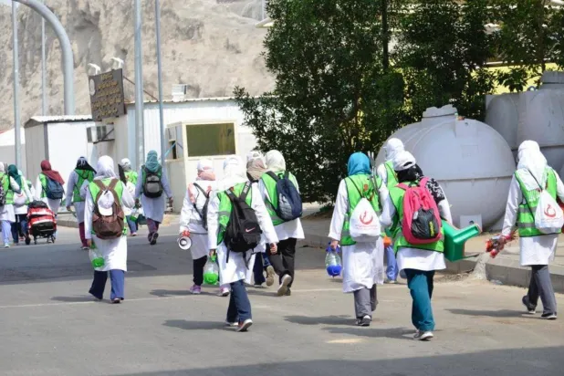 Excellent services provided by volunteers to serve pilgrims (Asharq Al-Awsat)