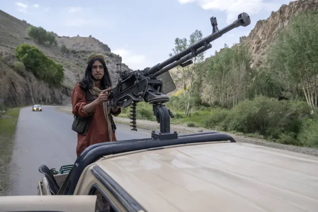 مقاتل تابع لـ«طالبان» يحرس إحدى الطرق في أفغانستان (أ.ب)