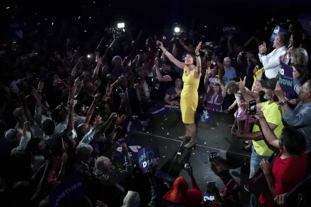 أوليفيا تشاو تحتفل بفوزها (أ.ب)