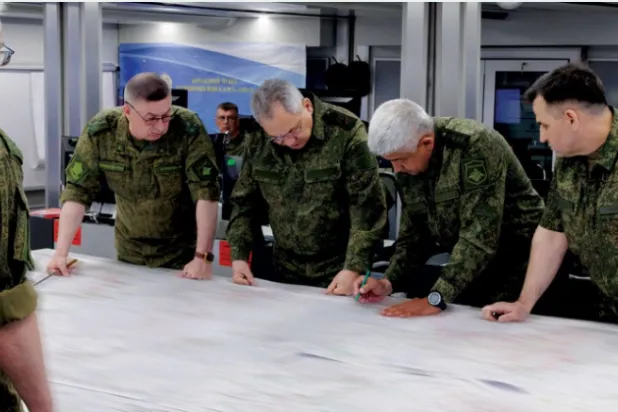 روسی وزارت دفاع کی طرف سے تقسیم کی گئی ایک تصویر جس میں وزیر شوئیگو "واگنر" کی بغاوت کے خاتمے کے بعد پہلی بار پیر کے روز یوکرین میں افواج کا معائنہ کر رہے ہیں (ای پی اے) 