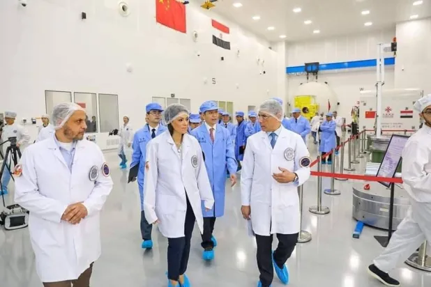 وزيرة التعاون الدولي المصرية رانيا المشاط في زيارة لوكالة الفضاء لمتابعة خطوات تجميع القمر «مصر سات 2» بالتعاون مع الصين (وكالة الفضاء المصرية)
