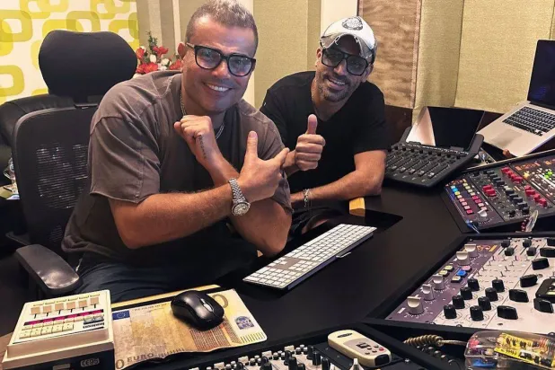 الملحن محمد يحيى مع عمرو دياب أثناء تسجيل أغنية «خلص على قلبي» (حساب يحيى على «فيسبوك»)