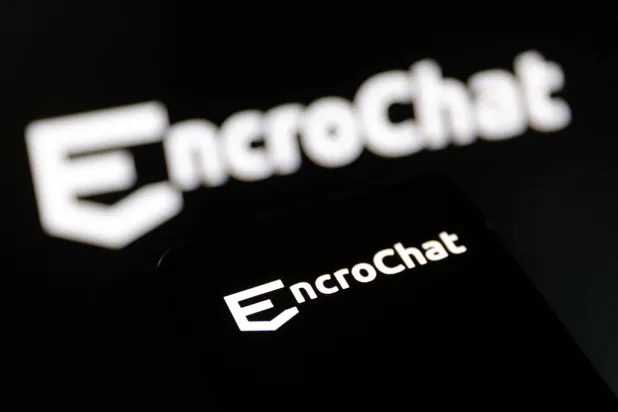 شعار شبكة الاتصالات المشفرة «إنكرو تشات» (EncroChat) في هذا الرسم التوضيحي الذي تم التقاطه في 27 يونيو 2023 (رويترز)