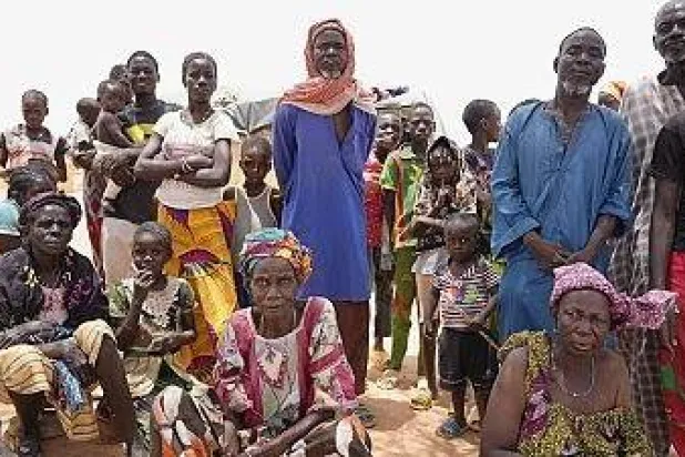 نازحون ينتظرون المساعدة في بوركينا فاسو في مايو 2022 (أ.ب)