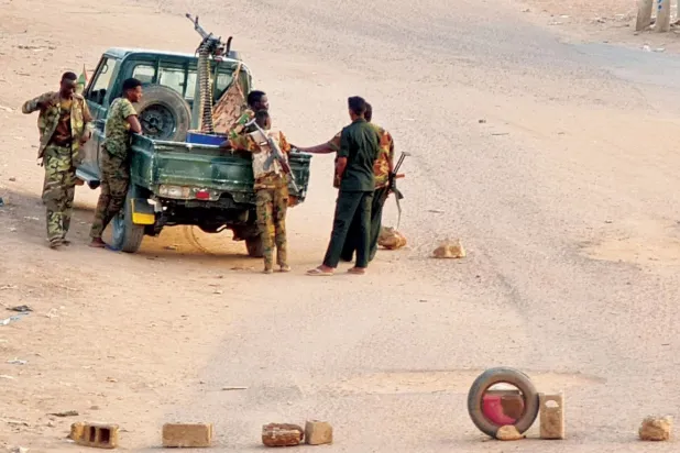 Sudan ordusu askerleri Hartum'daki güvenlik noktalarından birinde. (AFP)