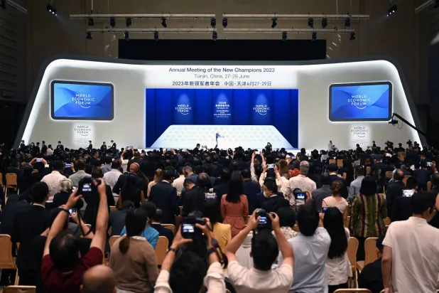 حفل افتتاح الاجتماع السنوي الرابع عشر للأبطال الجدد المعروف بـ"دافوس الصيف" شمال الصين.(إ.ب.أ)