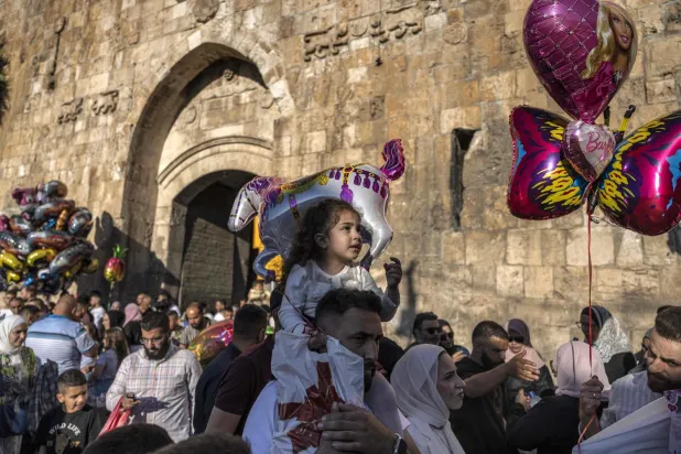 Bayramı namazını kılan Filistinliler, Kudüs’teki Aslanlı Kapı’nın dışında toplandı (AFP)