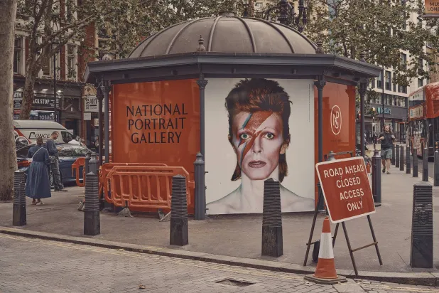 صورة للمغني ديفيد بوي من معروضات «ناشونال بورتريه غاليري» تعرض بالقرب من المعرض (توم جاميسون / نيويورك تايمز)