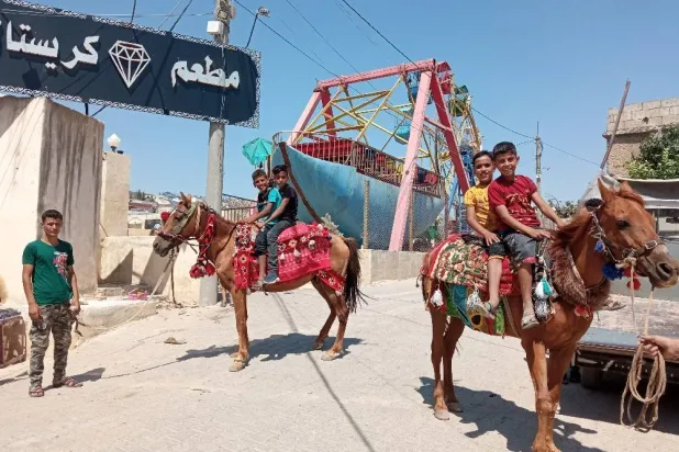 أجواء العيد ضمن مخيمات النازحين شمال غربي سوريا (الشرق الأوسط)