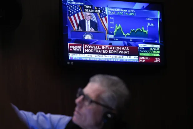 جيروم باول رئيس مجلس الاحتياطي الاتحادي (البنك المركزي الأميركي) يظهر على شاشة بورصة نيويورك (أ.ب)