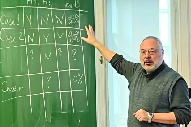 بيتر توشين يقدم كتابه الجديد