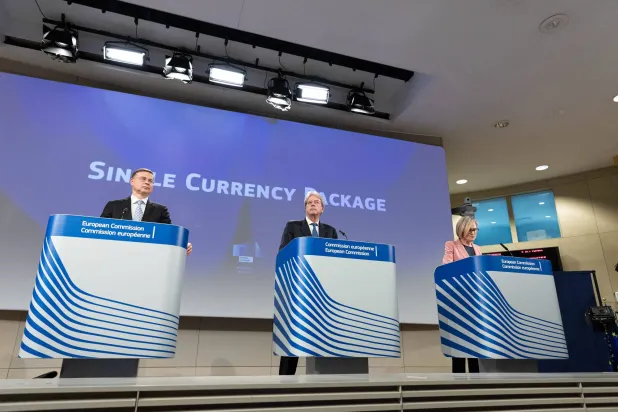 مفوضو التجارة والاقتصاد والخدمات المالية الأوروبيين خلال مؤتمر صحافي للإعلان عن قواعد التعامل باليورو الرقمي (د.ب.أ)