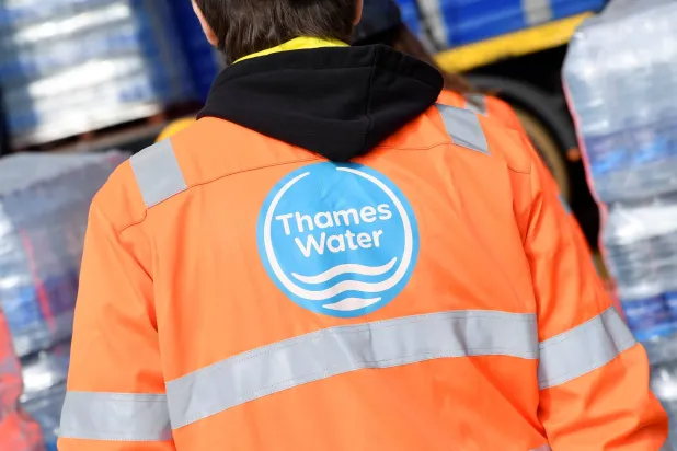 عامل بشركة «تايمز ووتر» ينظر إلى صناديق مياه معبأة لتوزيعها في هامبستيد بلندن في بريطانيا في 5 مارس 2018 (رويترز)