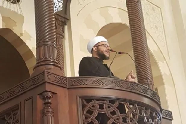 الشيخ أمين الكردي يلقي خطبة عيد الأضحى في جامع محمد الأمين في بيروت (الوكالة الوطنية)