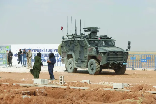 Geçen mayıs ayında Suriye’nin Cerablus kırsalındaki Gandura bölgesinde yerinden edilmiş kişiler için Türkiye tarafından finanse edilen bir konut kompleksinin açılışındaki Türk askeri aracı (AFP)