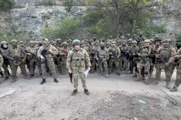 Wagner milislerinin komutanı Yevgeniy Prigojin 5 Mayıs tarihinde Ukrayna’da belirsiz bir yerde askerlerinin yanında açıklama yapıyor (Reuters)