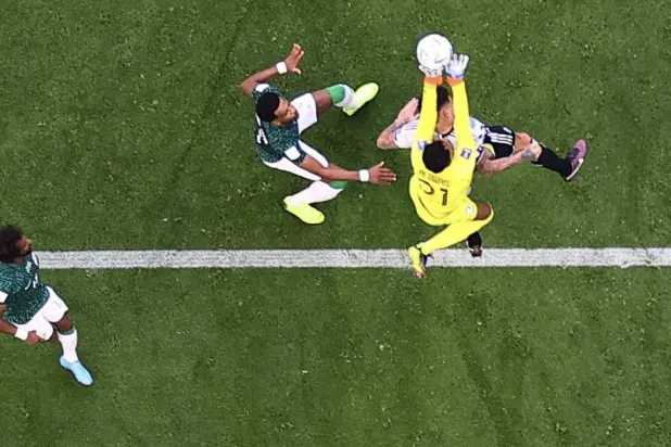 جانب من مباراة السعودية والأرجنتين في كأس العالم 2022 (رويترز)