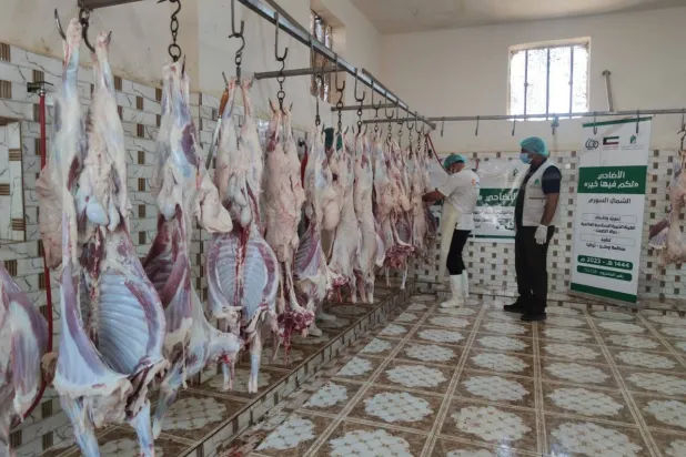 صورة لإحدى المنظمات الإنسانية التي تذبح الأضاحي لتوزيعها على النازحين في شمال غربي سوريا (الشرق الأوسط)