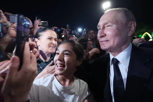 الرئيس الروسي فلاديمير بوتين (يمين) يلتقي أشخاصاً في أحد شوارع مدينة ديربنت في جمهورية داغستان الروسية في 28 يونيو 2023 (إ.ب.أ)