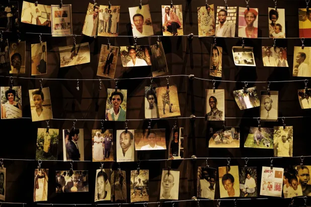 صور عائلية لبعض مَن ماتوا معلَّقة بمعرض في مركز كيغالي التذكاري للإبادة الجماعية بالعاصمة كيغالي برواندا (أ.ب)