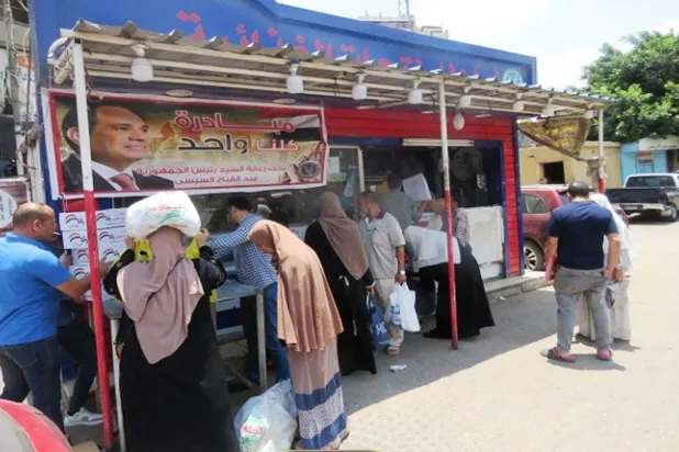 Mısırlılar, bir satış noktasının önünde ‘Hepimiz biriz’ girişimiyle indirimli fiyatlarla mal alıyor (Mısır İçişleri Bakanlığı)