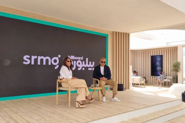 الرئيس التنفيذي لـ«SRMG» جمانا الراشد ورئيس «Billboard» مايك فان لدى إعلانهما إطلاق منصة «بيلبورد عربية» (الشرق الأوسط)