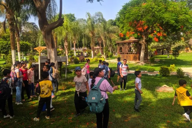 استمتع الأطفال والكبار بحدائقها الشاسعة (صفحة مدينة القناطر الخيرية على «فيسبوك»)