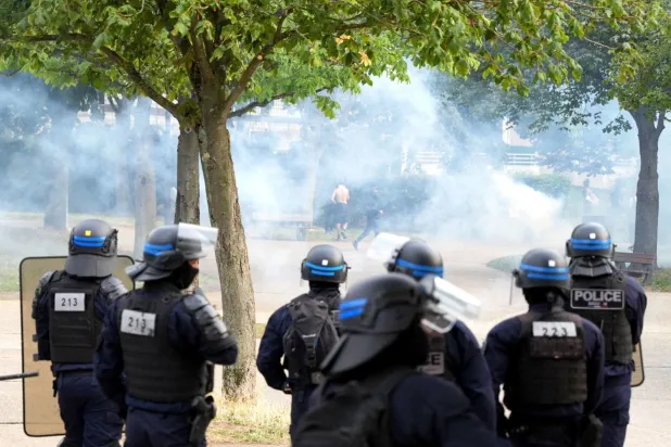  Polis dün Paris yakınlarındaki Nanterre şehrinde protestocularla karşı karşıya geldi. (AFP)
