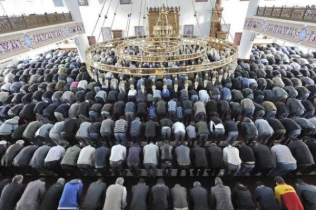 مسلمون يؤدون الصلاة في أحد مساجد ألمانيا (أرشيفية - أ.ب)