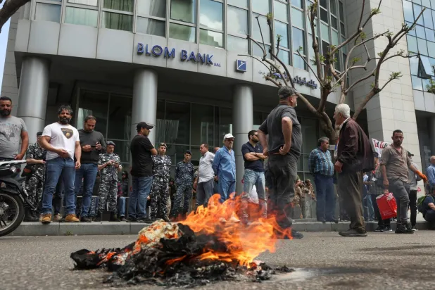Mevduat sahipleri BLOM Bank önünde lastik yakıyor (Reuters)
