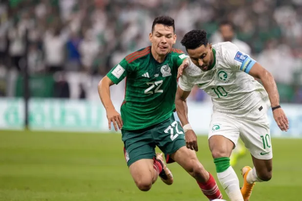 من المباراة التي جمعت الأخضر والمكسيك في مونديال قطر الماضي "تصوير: صالح الغنام"