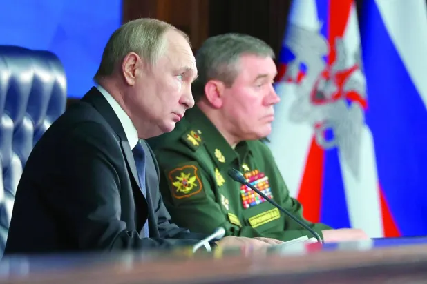 Rusya Devlet Başkanı Vladimir Putin, Genelkurmay Başkanı Valery Gerasimov ile (AP)