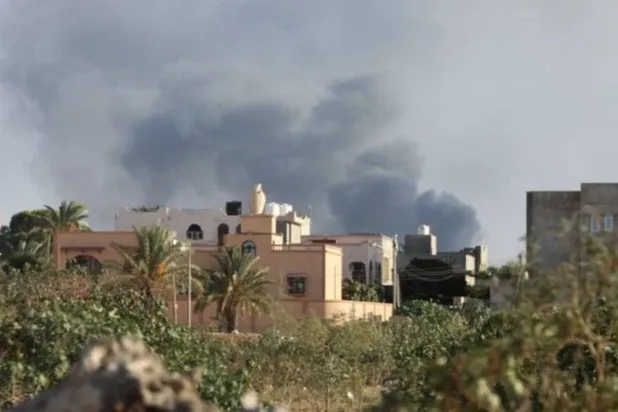 دخان متصاعد نتيجة صدامات مسلحة في العاصمة الليبية طرابلس في 28 أغسطس 2018 (رويترز)