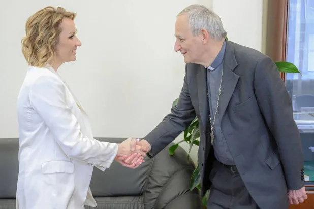 المفوضة الروسية لشؤون الطفولة ماريا لفوفا بيلوفا تصافح الكاردينال ماتيو زوبي مبعوث البابا فرنسيس للسلام خلال اجتماع في موسكو بروسيا في 29 يونيو 2023