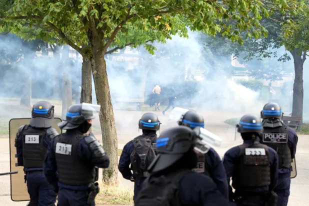 جمعرات کے روز پولیس اہلکار پیرس کے مضافاتی شہر نانٹیرے میں مظاہرین کا مقابلہ کر رہے ہیں (اے ایف پی)