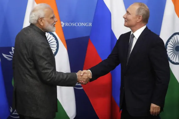 الرئيس الروسي فلاديمير بوتين ورئيس الوزراء الهندي ناريندرا مودي (أ.ب)