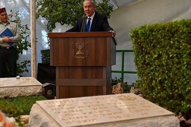 نتنياهو عند قبر شقيقه بعد تلقيه رسالة التهديد (مكتب الصحافة الحكومي الإسرائيلي)