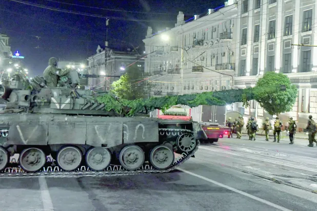 دبابة تابعة لمجموعة «فاغنر» تستعد لمغادرة مدينة روستوف (إ.ب.أ)