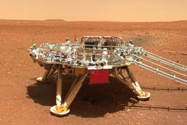 العربة الجوالة «زورونج» تحمل العلم الصيني (الوكالة الوطنية الصينية للفضاء)