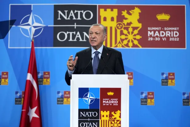 إردوغان مخاطباً قمة «الناتو» بمدريد في يونيو 2022 (أ.ب)