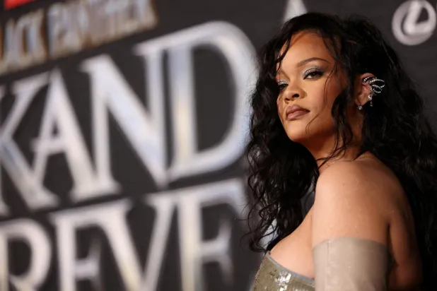 Rihanna, Spotify'da 10 şarkısının 1 milyar dinlenmeyi geçmesini kutluyor