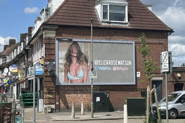 OnlyFans yıldızının billboardlara ilan vermesi tartışma yarattı